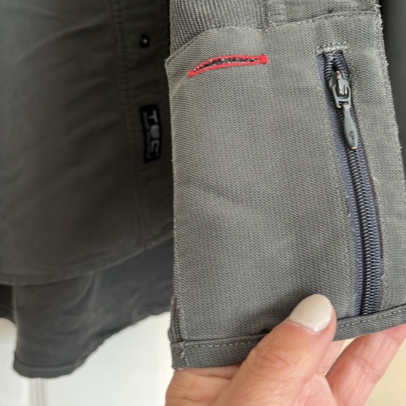 SCOTTEVEST TEC SHIRT, size M, mint condition, color gray. - Picture 3 of 10